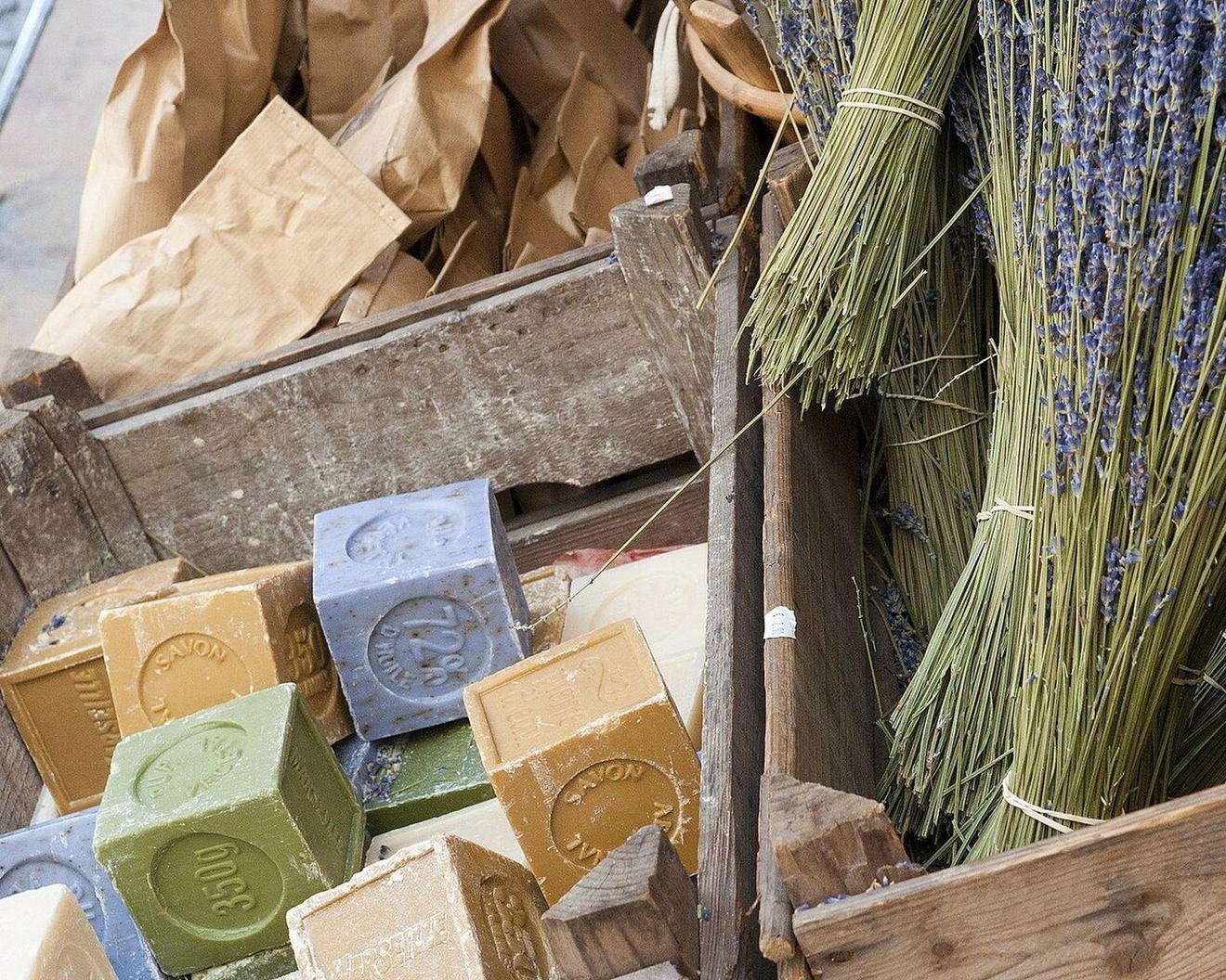 Cubes de savon de Marseille et bottes de lavande sur un marché de Provence